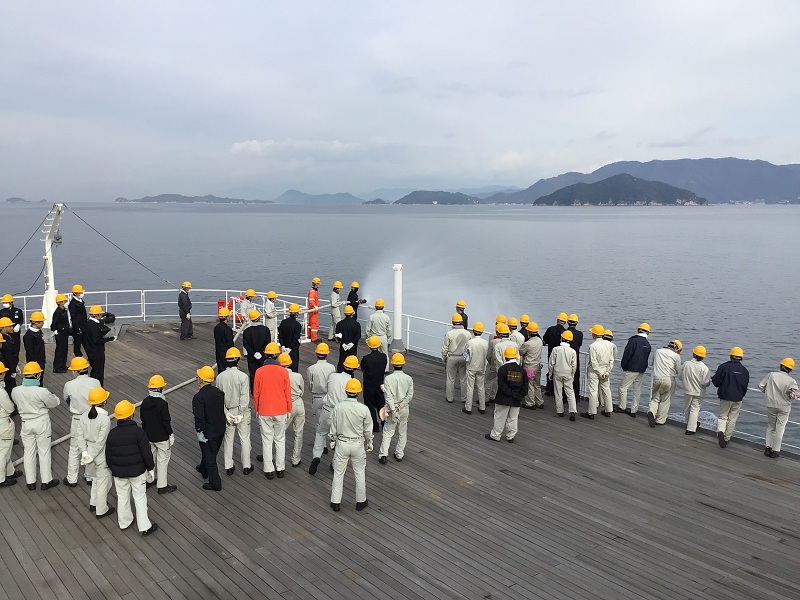 jmetsacjp's tweet photo. 令和7年12月1日（月曜日）青雲丸

機関室火災を想定し、防火・防水・閉鎖区画救助、総員退船部署の操練を実施いたしました。
 併せて、射水訓練、AED取扱訓練も行いました。
大島商船の大島丸よりUWありがとうございました。 https://t.co/u5hk9Bb9py