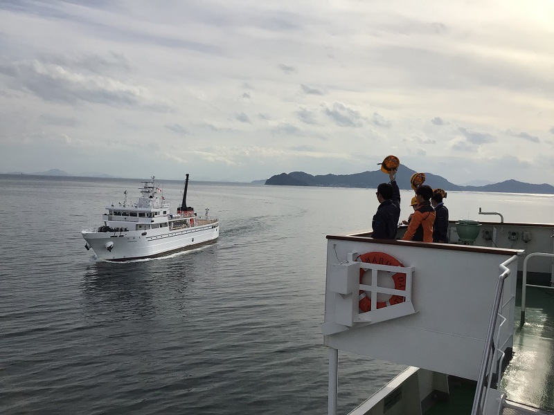 jmetsacjp's tweet photo. 令和7年12月1日（月曜日）青雲丸

機関室火災を想定し、防火・防水・閉鎖区画救助、総員退船部署の操練を実施いたしました。
 併せて、射水訓練、AED取扱訓練も行いました。
大島商船の大島丸よりUWありがとうございました。 https://t.co/u5hk9Bb9py