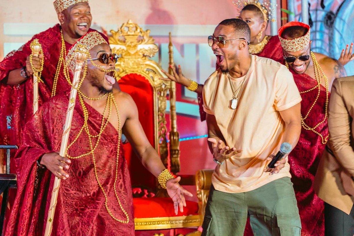 iamtony16's tweet photo. Kwa taarifa nilizozipata muda huu naambiwa leo KING anaachia ngoma mpya kabla ya siku haijaisha NO PROMO NO TEASER 🤔 jiandaeni kusikiliza ngoma mpya ya ALIKIBA jioni ya leo na naambiwa DAVIDO kaipenda Sanaa hasa beat lake, tukutane saa kumi jioni THE THRONE ya 92.1 https://t.co/XbJQEQ0lR4
