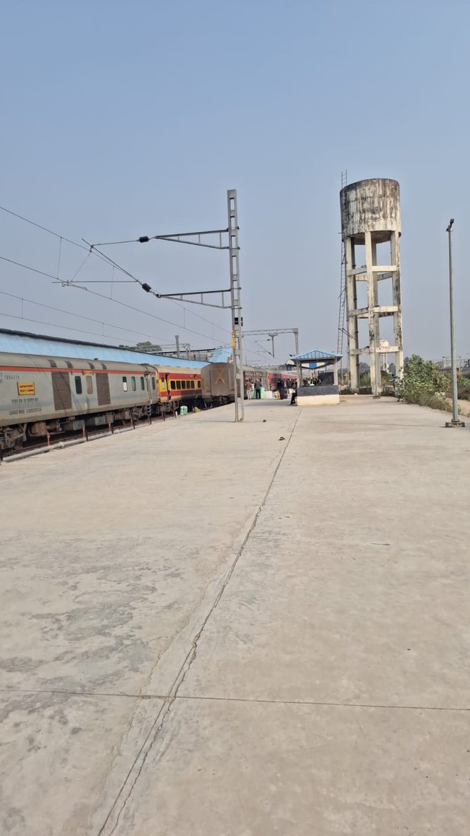 ARSS_Azamgarh's tweet photo. आजमगढ़ रेलवे स्टेशन

@nerailwaygkp @gmner_gkp @drmbsbner महोदय, ये चित्र प्लेटफॉर्म  4 का है जहां पुरानी की टंकी, जो अब उपयोग में नहीं है और जर्जर भी हो चुकी है। भविष्य में कोई घटना हो सकती है

कृपया इस टंकी को तोड़कर यहां प्लेटफॉर्म संख्या 5 का निर्माण कराया जाए

@RailMinIndia https://t.co/KrjGaioiJr