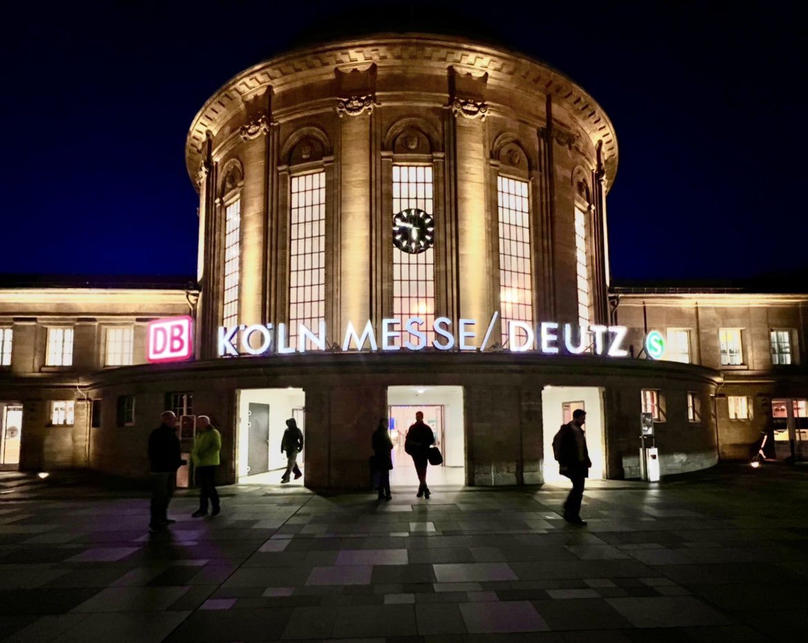 LizzieHelenMay's tweet image. #AlphabetChallenge #WeekWforWindows - windows come into their own after dark adding drama to buildings