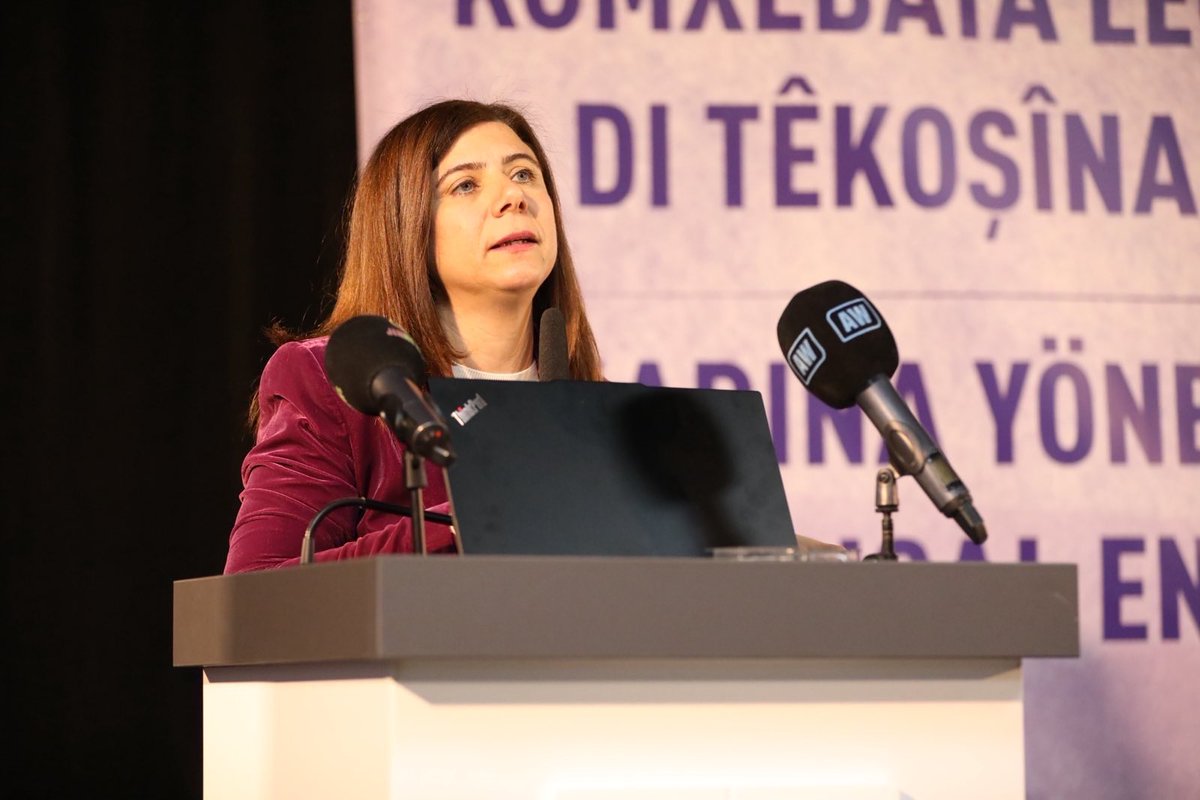 Diyarbakır Büyükşehir Belediyesi’nin ev sahipliğinde; TJA, DEM Parti Kadın Meclisi, DBP Kadın Meclisi, GABB Kadın Politikaları Müdürlüğü, kadın dernekleri ve Demokratik Yerel Yönetimler Kadın Kurulumuzun da katılımıyla “Kadına Yönelik Şiddetle Mücadelede Yapısal Engeller ve Çözüm