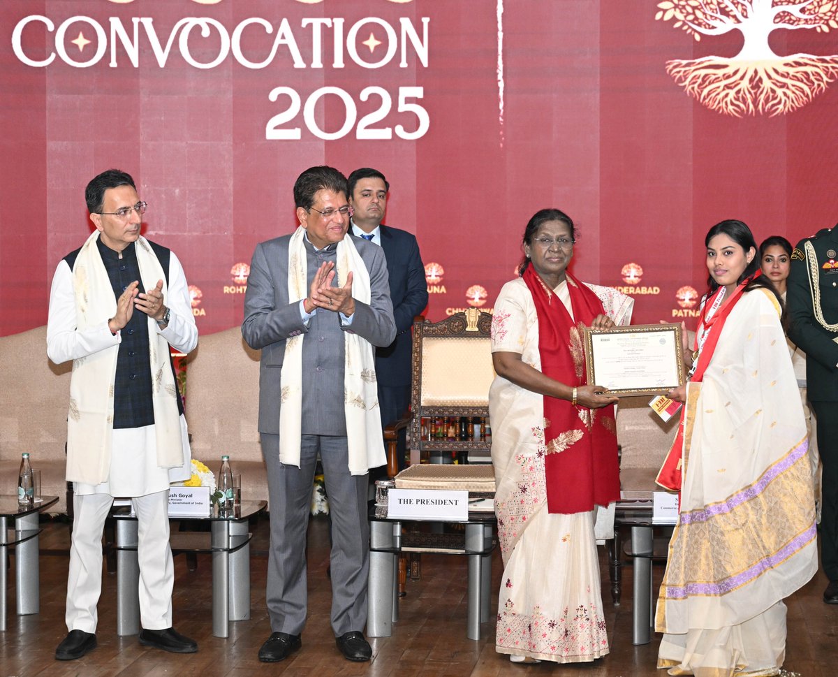 rashtrapatibhvn's tweet image. President Droupadi Murmu graced the convocation ceremony of the Footwear Design and Development Institute in New Delhi. The President said that the field of footwear design has many important dimensions. She advised the graduating students to move forward in their field with the…