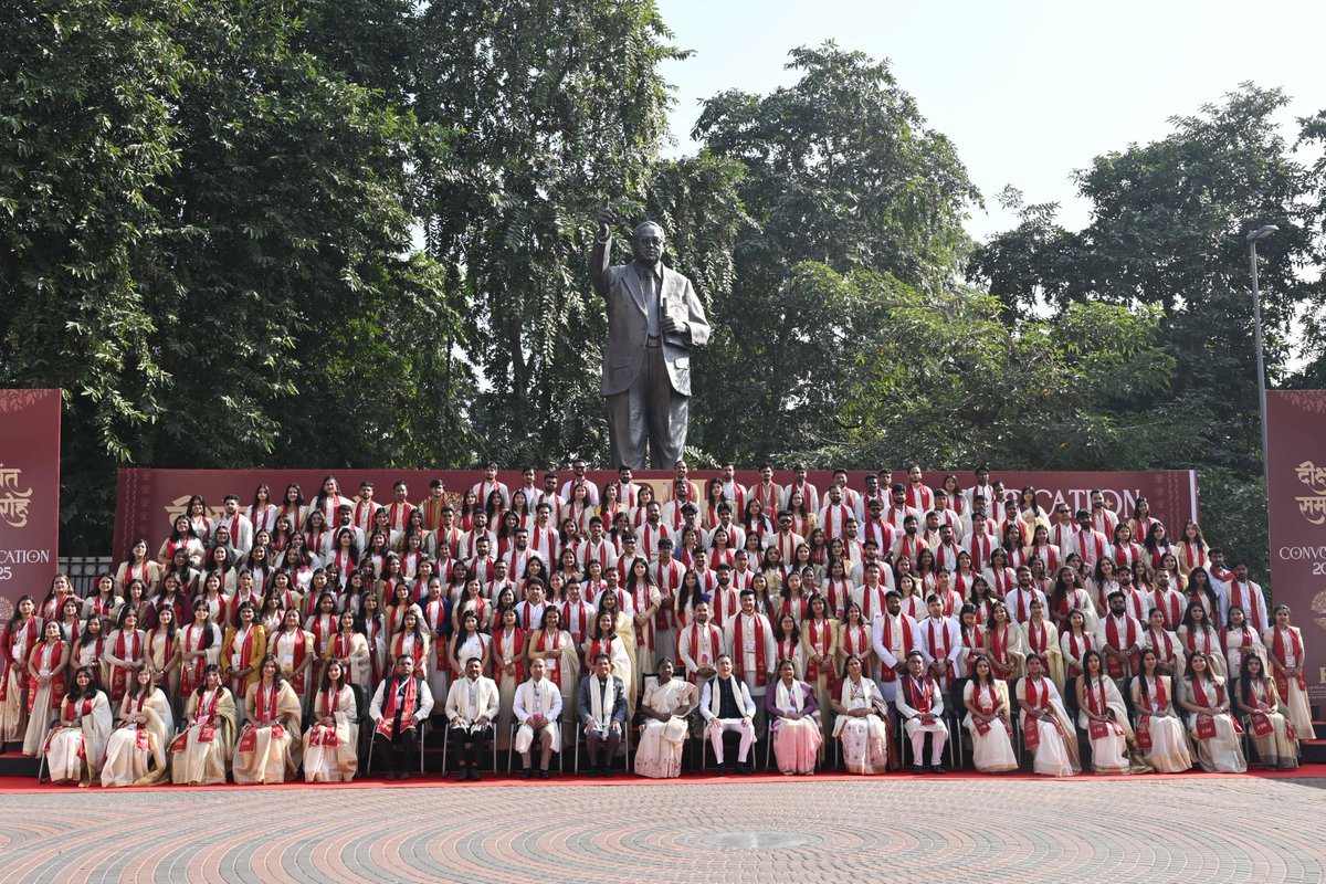 rashtrapatibhvn's tweet image. President Droupadi Murmu graced the convocation ceremony of the Footwear Design and Development Institute in New Delhi. The President said that the field of footwear design has many important dimensions. She advised the graduating students to move forward in their field with the…