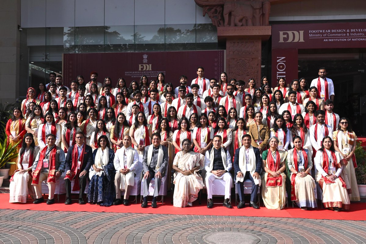 rashtrapatibhvn's tweet image. President Droupadi Murmu graced the convocation ceremony of the Footwear Design and Development Institute in New Delhi. The President said that the field of footwear design has many important dimensions. She advised the graduating students to move forward in their field with the…