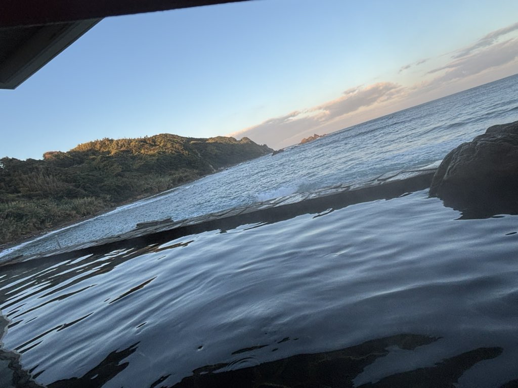 inushirobook's tweet photo. 荒磯温泉♨️
海と温泉が融合したような錯覚を感じるぐらいの露天風呂！風と天然の波のBGMは最高でした❣️ https://t.co/Mmu9rkHiwg