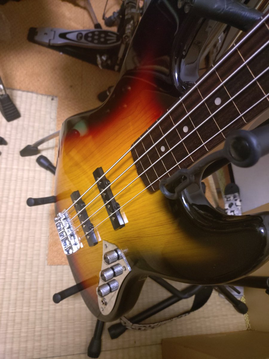 やばい、ベース買ったんだけど、間違えてフレット付け忘れちゃった😭
#mynewgear 
#Bacchus