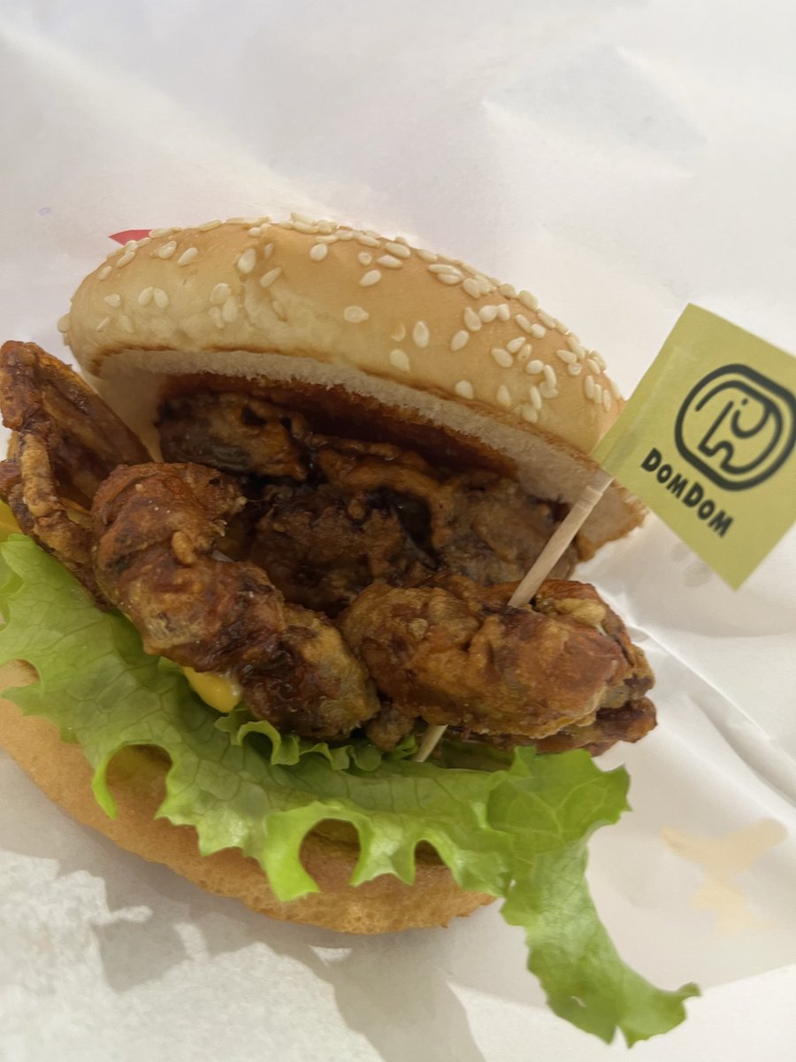 Gohan_to_game's tweet photo. 久しぶりのドムドムバーガー！
なかなか勇気出なかったけど
今日買ってみた！念願のカニバーガー!!

 #ドムドムバーガー https://t.co/wkRmaKzE0s
