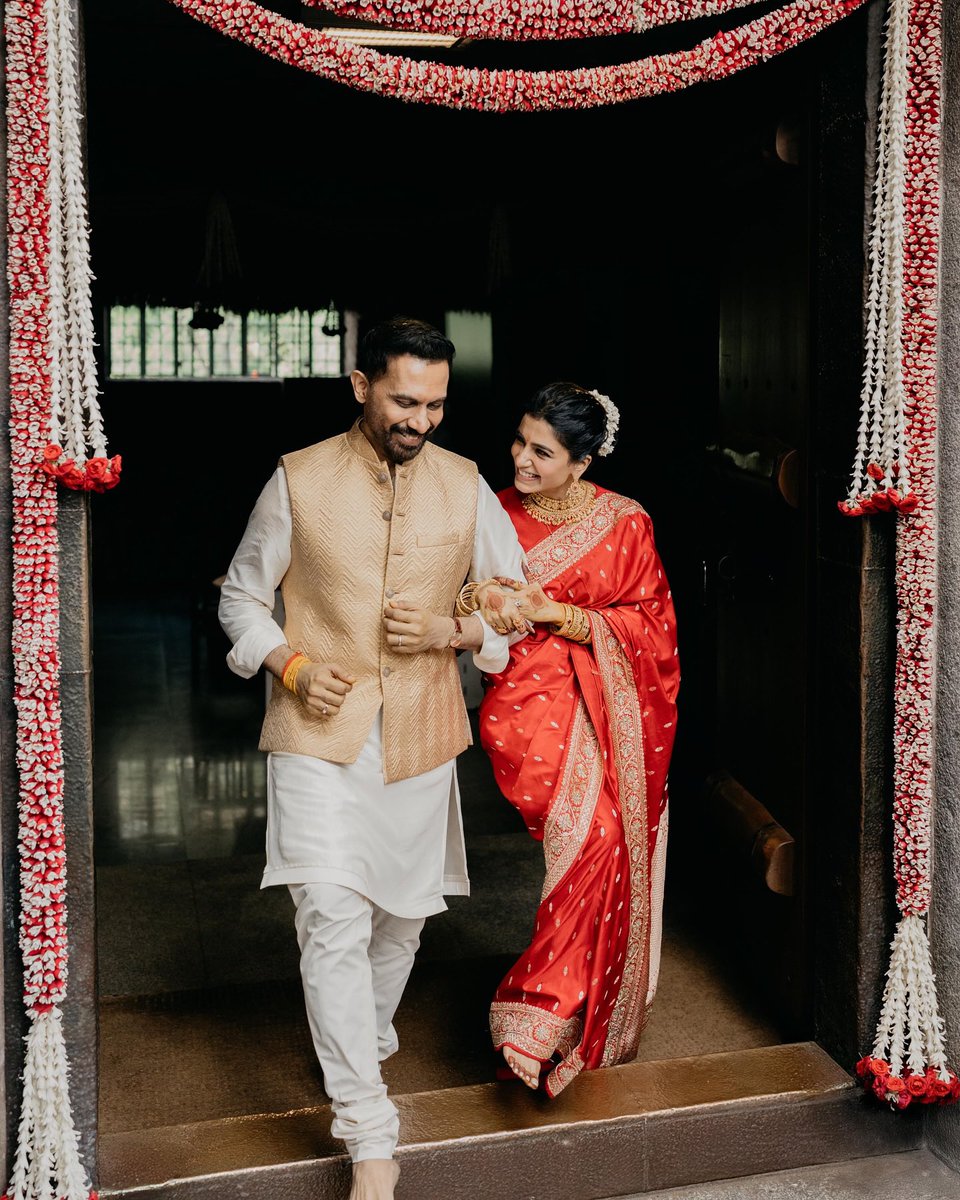 indiaforums's tweet image. It’s official 😍Samantha Ruth Prabhu ties the knot with Raj Nidimoru in an intimate, private ceremony . Wishing the couple a lifetime of happiness ❤️😍
.
.
.
#IndiaForums #SamanthaRuthPrabhu #RajNidimoru #SamanthaRuthPrabhuwedding, #RajNidimorumarriage, #RajNidimoruwedding…