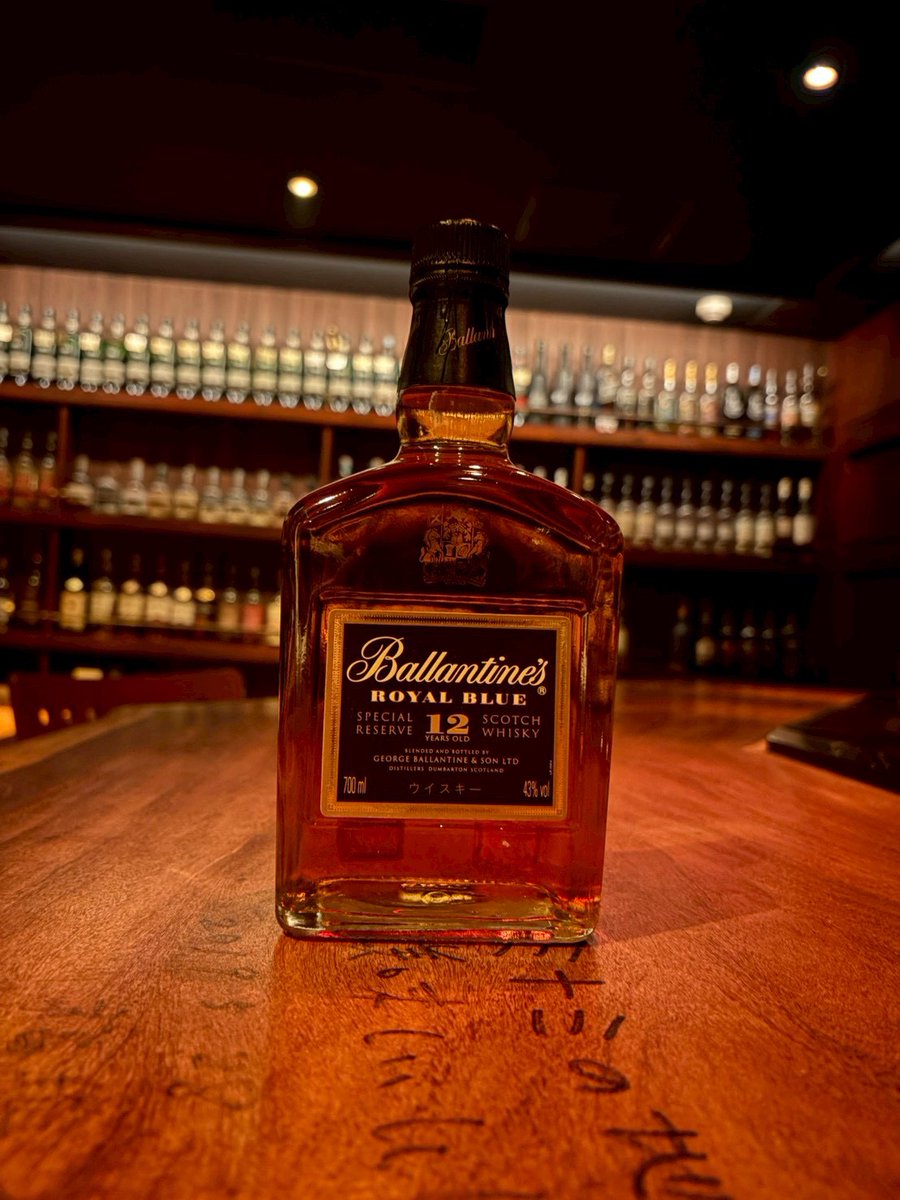SipBar's tweet image. バランタイン12年 ロイヤルブルー

95年に日本向けに特別に仕上げられた、今ではもう出会えない一本❗️
グラスを傾けるとまず立ち上がるのは、キーモルト・スキャパの華やかな甘み。
なんと発売年にIWSCで“世界最高のブレンデッドウイスキー”に選ばれた実力派。

＃TWLC
＃XWC