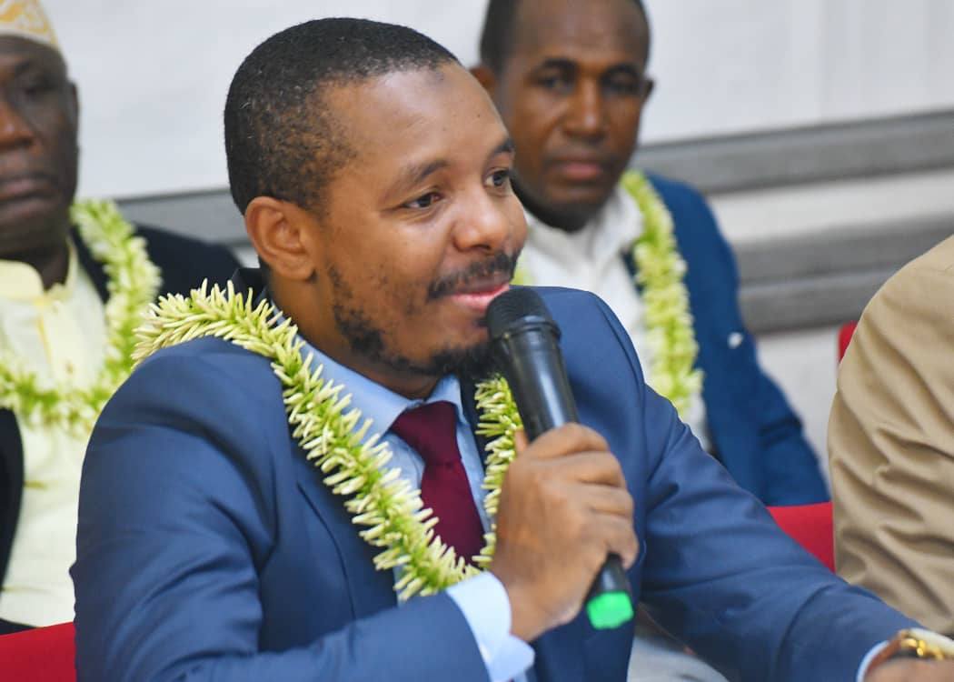 PNUD_Comores's tweet photo. Pose de la 1ère pierre pour le revêtement de la route vers la décharge de Dindrihari à #Mutsamudu. Un pas clé du projet #ISLANDS (FEM &amp; PNUD) pour moderniser la gestion des déchets et promouvoir un développement durable à #Anjouan. https://t.co/JvRQ8EMWdL