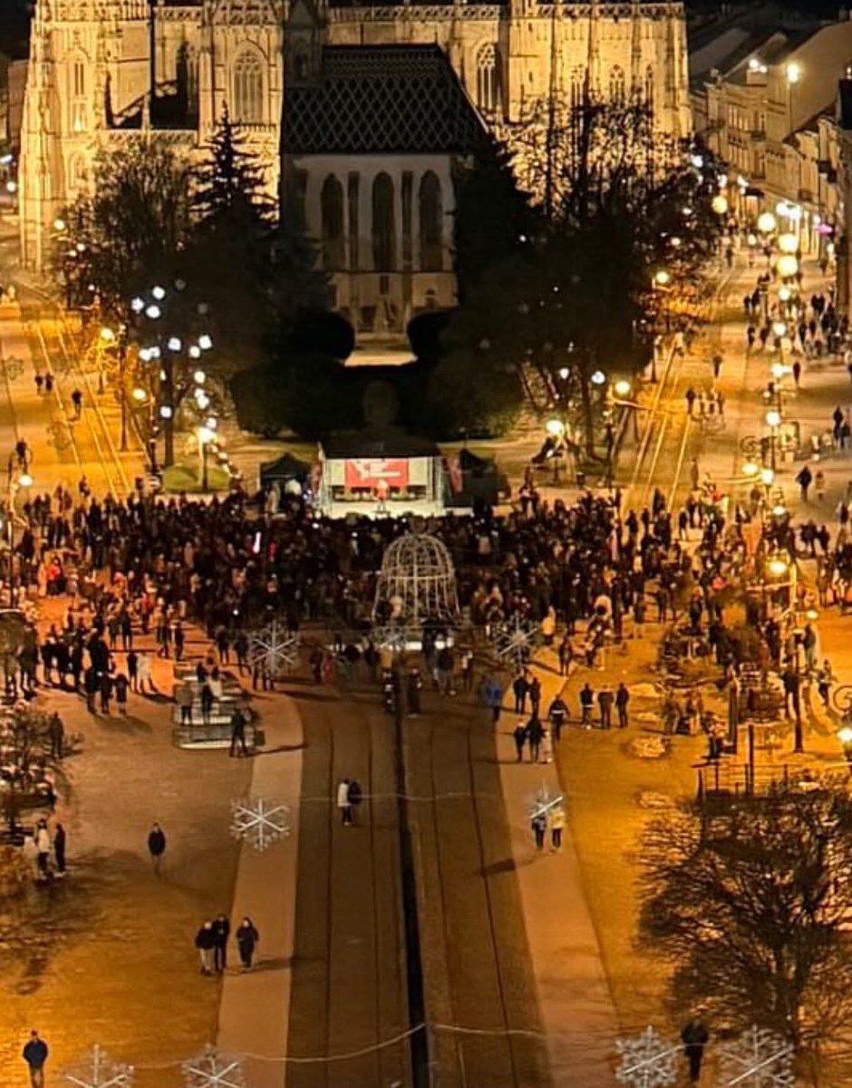 Že plno? Maximálne tak ľudí čo šli okolo a zastavili aby sa pozreli, že čo za hujov tam stoja...