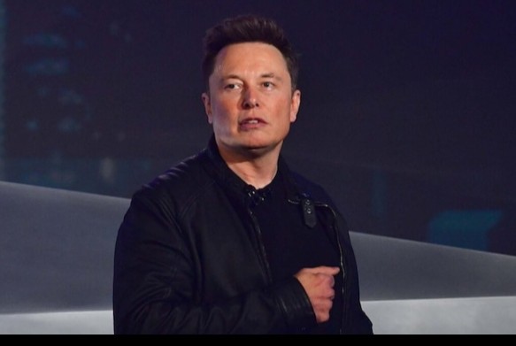 एलॉन मस्क ने दावा किया है कि अगले 10-20 सालों में AI और रोबोटिक्स की वजह से ज्यादातर काम मशीनें कर लेंगी, जिससे इंसानों को काम करने की कोई जरूरत ही नहीं बचेगी। मस्क का कहना है, "मेरी भविष्यवाणी है कि भविष्य में काम करना सिर्फ़ एक विकल्प होगा. अगर चाहो तभी काम करो।" वे आगे बताते