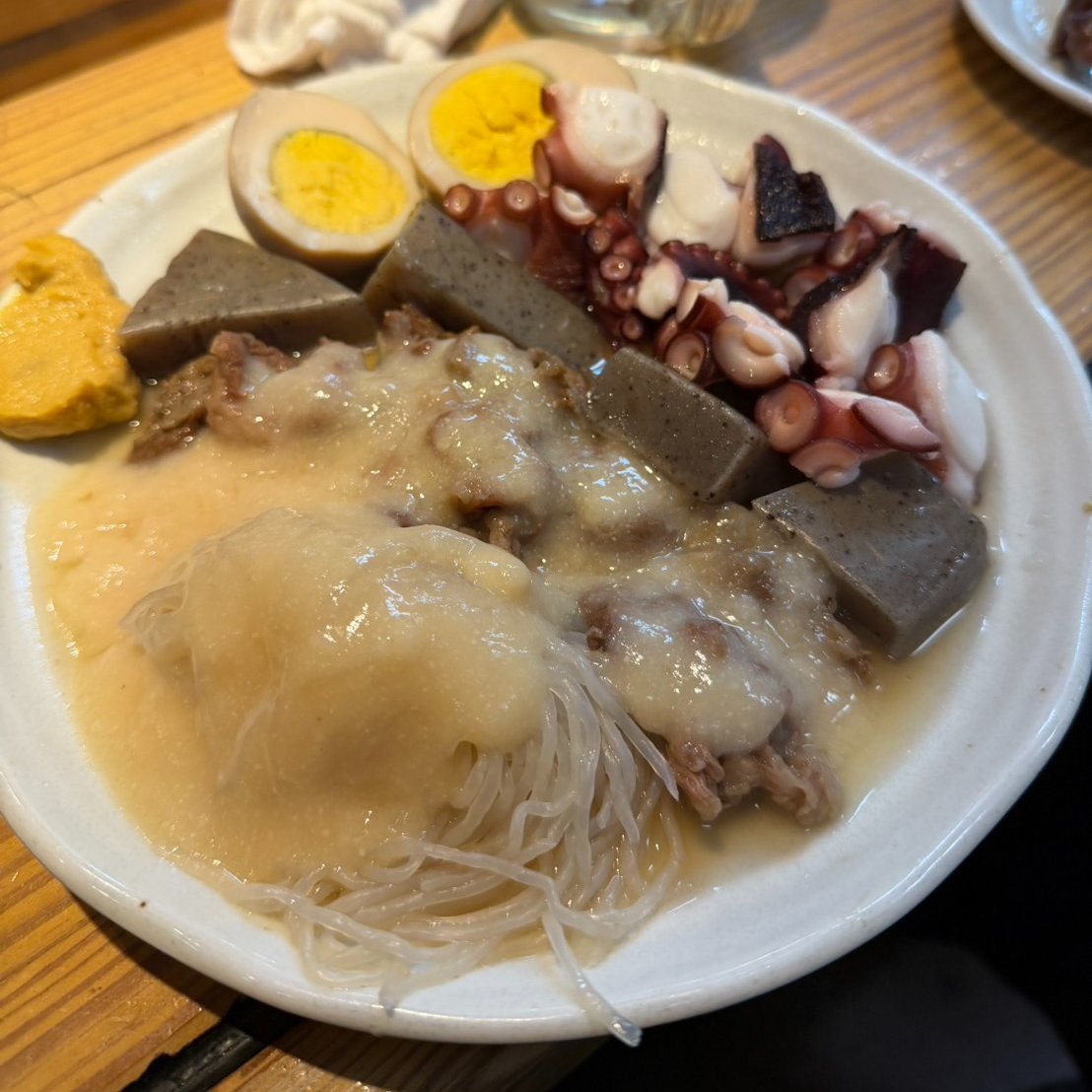 会社の近くのおでん屋さん『高屋田』へ行ってきました🍢
店員さんがとっても気さくで、おでんもさらに2倍おいしく感じました(˘︶˘)
タイヤ交換の待ち時間にもぴったりのお店です♬  
#新開地