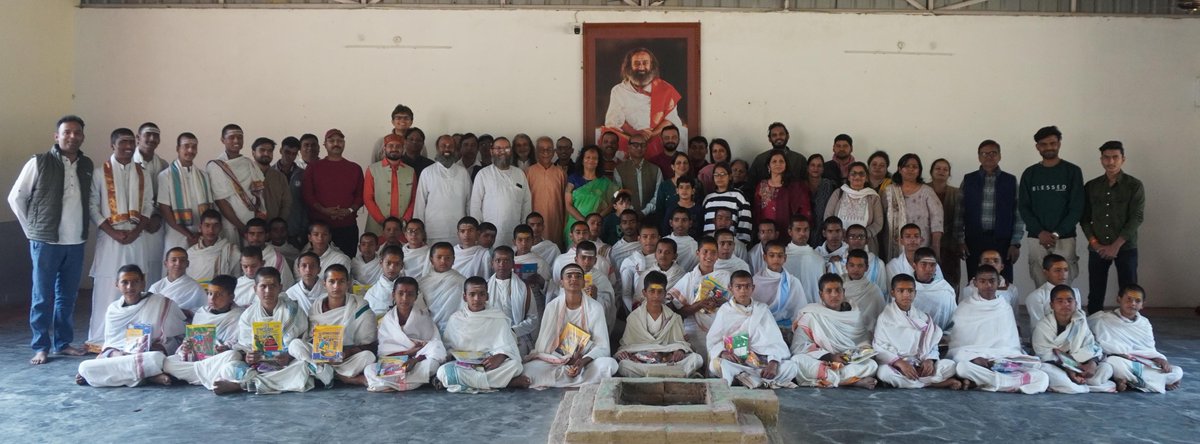 Deepgarg1's tweet photo. कानपुर से आए 40 आर्ट ऑफ लिविंग साधकों ने गुरुदेव श्री श्री रविशंकर जी की प्रेरणा से संचालित फर्रुखाबाद गुरुकुल में ध्यान, वेद-उच्चारण और प्रकृति के सान्निध्य से भारतीय वैदिक संस्कृति की जीवंत अनुभूति की।

 #ArtOfLiving #Gurudev #VedicCulture #Seva #Sanskar #Meditation https://t.co/AromNZ17Cb