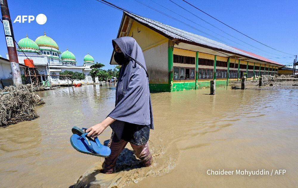 The toll in deadly flooding and landslides across parts of Asia climbed past 1,000 on Monday.

Hardest-hit Sri Lanka and Indonesia deploy military personnel to help survivors

u.afp.com/Shu6