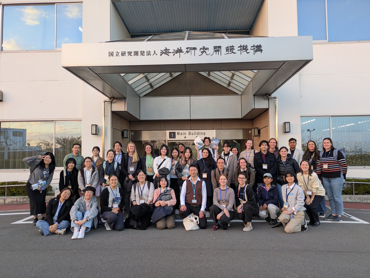 EcopJapan's tweet photo. 🌊11/14（金）北太平洋海洋科学機関（PICES)年次会合参加者のECOPを対象に、JAMSTEC横須賀本部の見学ツアーを行いました！
JAMSTEC展示スペースを見学した後、JAMSTEC、水産研究・教育機構（FRA）、笹川平和財団 海洋政策研究所のECOPが自身の研究活動やキャリアパスについて紹介しました。 https://t.co/QOh4f2Rkft