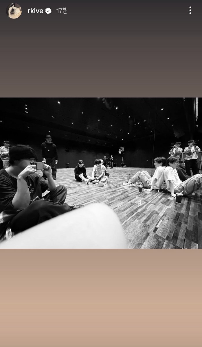 예비군이라니... 하, 뭉클 ( ¤̴̶̷̤́ ‧̫̮ ¤̴̶̷̤̀ )
팀 콘서트 완전체 연습 중인가 봄

🐨 인스스, 251201, 🐨🐱🐿🐥🐻🐰
🐹 위버스, 251201, 17:11
🐹 끝난지도 벌써 한달이나..
시간이 빠르네요.
저는 팀 콘서트를 위해 또 열심히 준비하고있답니다
쉬기도 잘 쉬었고 일도 했고 예비군도 다녀오고..