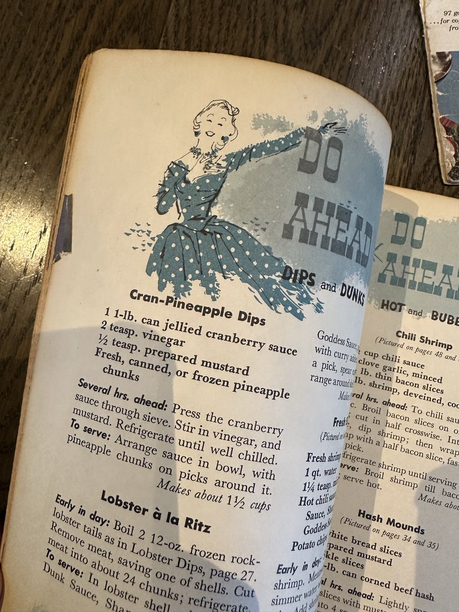 tapum's tweet image. เมื่อวานพี่สะใภ้ไปเอาดรุสมบัติเพราะการบ้านหลาน เป็น #cookbook ที่บ้านเค้าเก็บไว้ เล่มล่างซ้ายพิมพ์ 1958 กราฟฟิคน่ารักมากๆ เปิดผ่านๆ ละน่ากิน เป็นส่วนที่หิ้วกลับมาจากเมกา

แต่อันนี้ยังไม่ขั้นสุดเพราะสูตรประจำตระกูลเค้าอยู่ที่อเมริกาที่ย่าน้อยเค้าเป็นคนเก็บรักษา