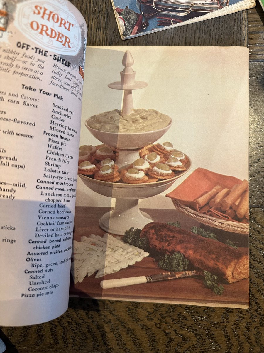 tapum's tweet image. เมื่อวานพี่สะใภ้ไปเอาดรุสมบัติเพราะการบ้านหลาน เป็น #cookbook ที่บ้านเค้าเก็บไว้ เล่มล่างซ้ายพิมพ์ 1958 กราฟฟิคน่ารักมากๆ เปิดผ่านๆ ละน่ากิน เป็นส่วนที่หิ้วกลับมาจากเมกา

แต่อันนี้ยังไม่ขั้นสุดเพราะสูตรประจำตระกูลเค้าอยู่ที่อเมริกาที่ย่าน้อยเค้าเป็นคนเก็บรักษา