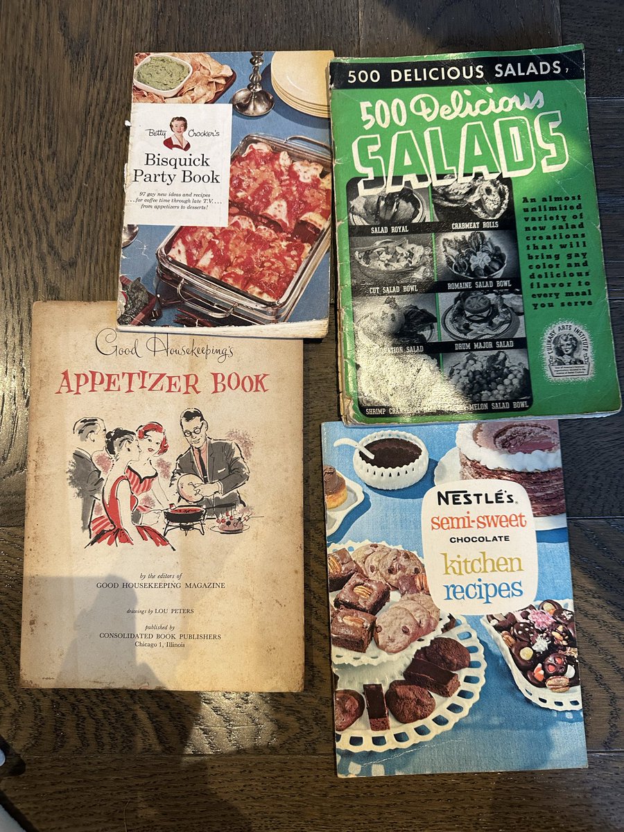 tapum's tweet image. เมื่อวานพี่สะใภ้ไปเอาดรุสมบัติเพราะการบ้านหลาน เป็น #cookbook ที่บ้านเค้าเก็บไว้ เล่มล่างซ้ายพิมพ์ 1958 กราฟฟิคน่ารักมากๆ เปิดผ่านๆ ละน่ากิน เป็นส่วนที่หิ้วกลับมาจากเมกา

แต่อันนี้ยังไม่ขั้นสุดเพราะสูตรประจำตระกูลเค้าอยู่ที่อเมริกาที่ย่าน้อยเค้าเป็นคนเก็บรักษา