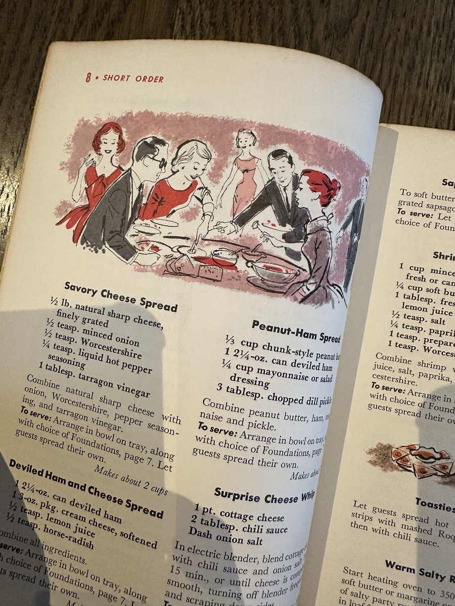 tapum's tweet image. เมื่อวานพี่สะใภ้ไปเอาดรุสมบัติเพราะการบ้านหลาน เป็น #cookbook ที่บ้านเค้าเก็บไว้ เล่มล่างซ้ายพิมพ์ 1958 กราฟฟิคน่ารักมากๆ เปิดผ่านๆ ละน่ากิน เป็นส่วนที่หิ้วกลับมาจากเมกา

แต่อันนี้ยังไม่ขั้นสุดเพราะสูตรประจำตระกูลเค้าอยู่ที่อเมริกาที่ย่าน้อยเค้าเป็นคนเก็บรักษา