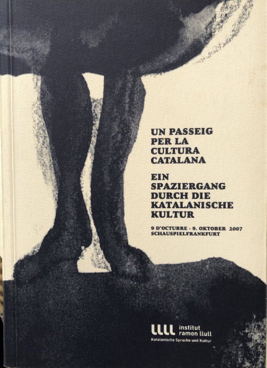 Una nit de lluna plena
tramuntàrem la carena,
lentament, sense dir re…
Si la lluna feia el ple
també el feu la nostra pena.

So voll wie der Mond
waren auch wir voller Schmerz.

Pere Quart