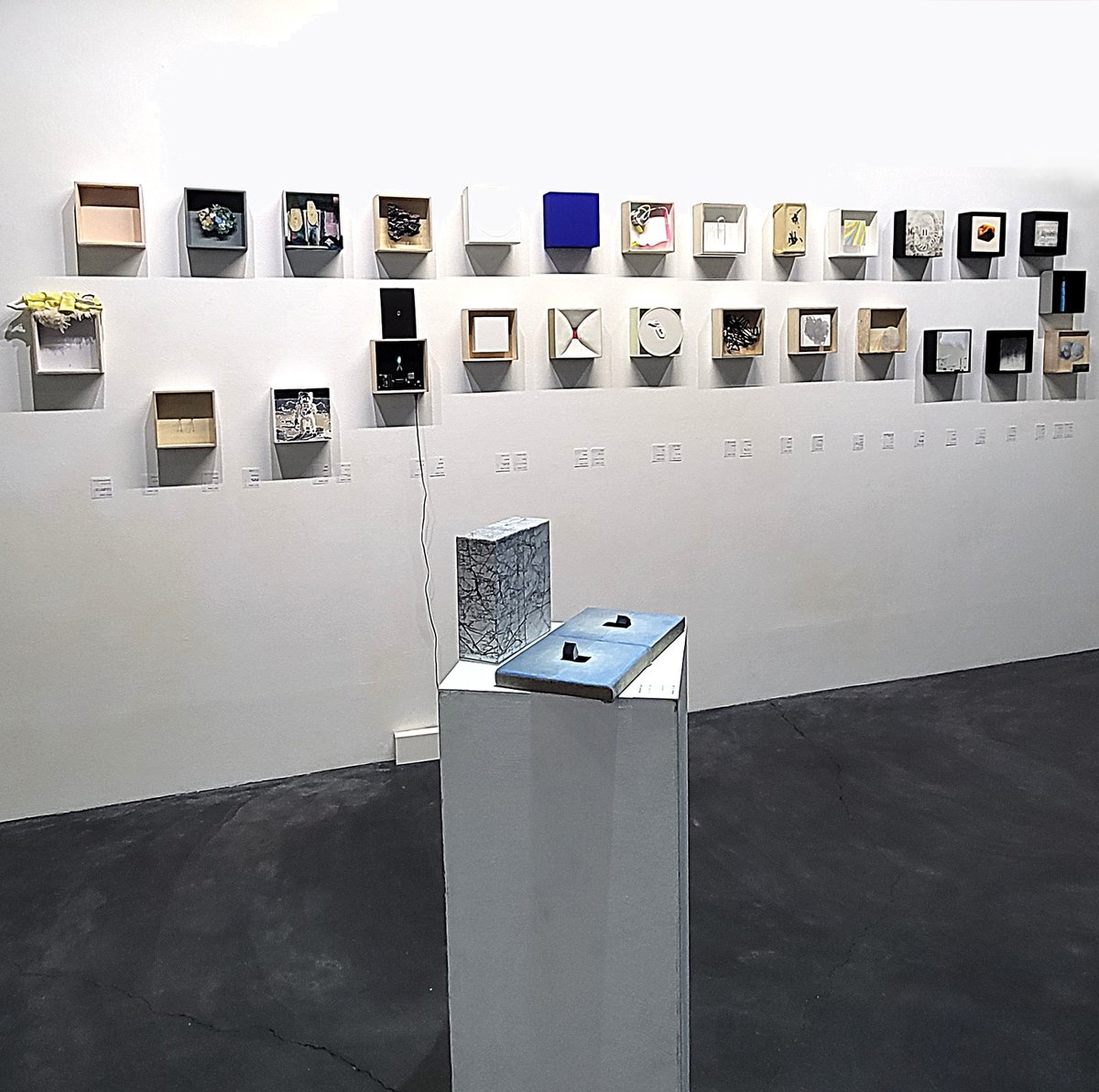 plus1art's tweet image. 入札受付中｜チャリティ&amp;amp; オークション2025＼安全な一日｜11/26ー12/13｜ 
ガザの輪郭線上に作品を配置しました。見やすくなるように、シミュレーションより線内の作品数を減らしたので、隣壁に大阪もつくることができました。
 #現代アート #大阪ギャラリー #contemporaryart #osakagarally #gaza