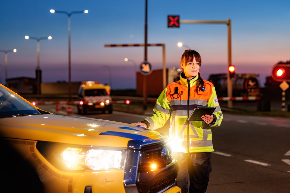 De Zeelandbrug is door gepland onderhoud vanavond en vannacht (maandag 1 op dinsdag 2 december) afgesloten voor het verkeer van 22.00 tot 05.00 uur. 

Het fietspad is wel beschikbaar, maar overig verkeer moet omrijden via de Oosterscheldekering.

➡️ zeeland.nl/verkeersinfo-e…
