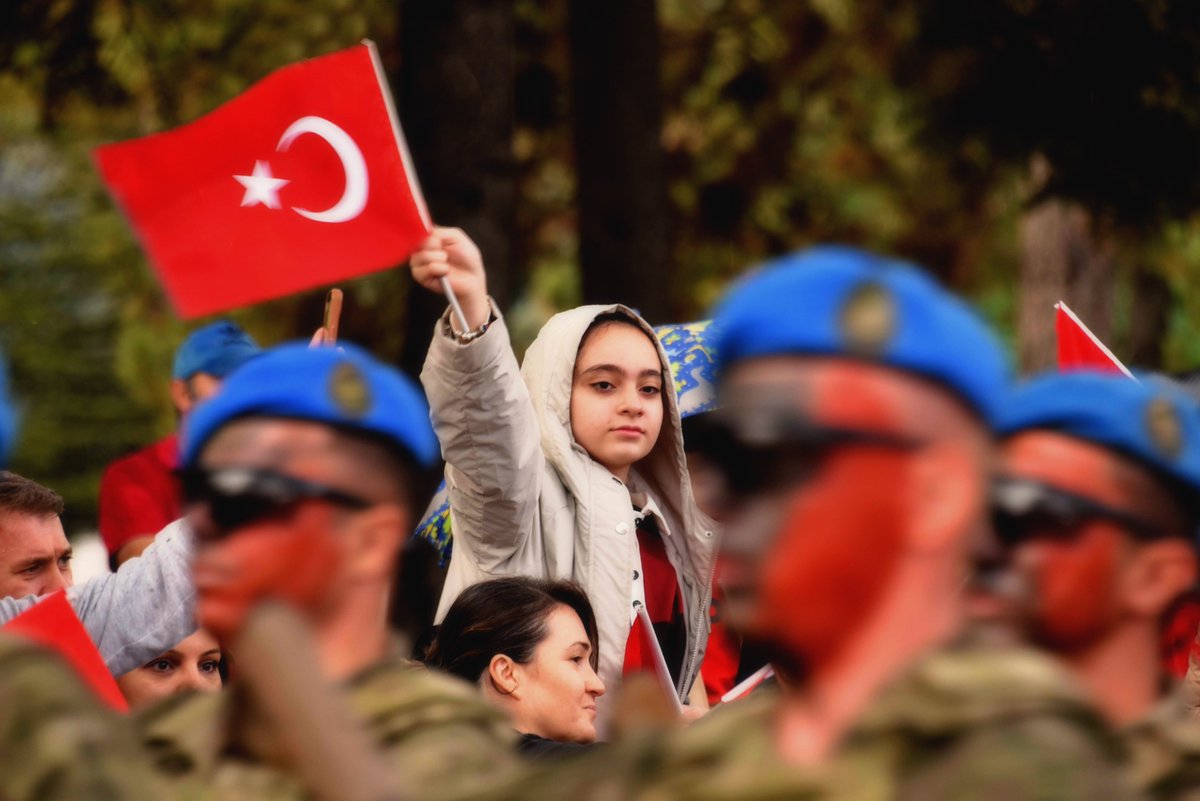 Bir çocuğun yürekten selamı, kahramanlarımıza edilen en güzel duadır! 🇹🇷

#MillîSavunmaBakanlığı 
#GününFotoğrafı📷