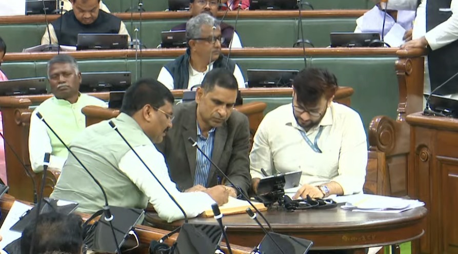 JDUUmeshSingh's tweet image. आज महनार विधानसभा क्षेत्र से बिहार विधानसभा के नवनिर्वाचित सदस्य के रूप में पद एवं गोपनीयता की शपथ ग्रहण की। माननीय मुख्यमंत्री श्री @NitishKumar जी के नेतृत्व और मार्गदर्शन में जनहित के लक्ष्यों की पूर्ति हेतु हम सभी पूर्ण निष्ठा एवं दृढ़ संकल्प के साथ कार्य करने के लिए…