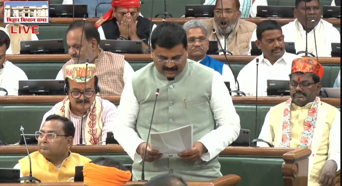 JDUUmeshSingh's tweet image. आज महनार विधानसभा क्षेत्र से बिहार विधानसभा के नवनिर्वाचित सदस्य के रूप में पद एवं गोपनीयता की शपथ ग्रहण की। माननीय मुख्यमंत्री श्री @NitishKumar जी के नेतृत्व और मार्गदर्शन में जनहित के लक्ष्यों की पूर्ति हेतु हम सभी पूर्ण निष्ठा एवं दृढ़ संकल्प के साथ कार्य करने के लिए…