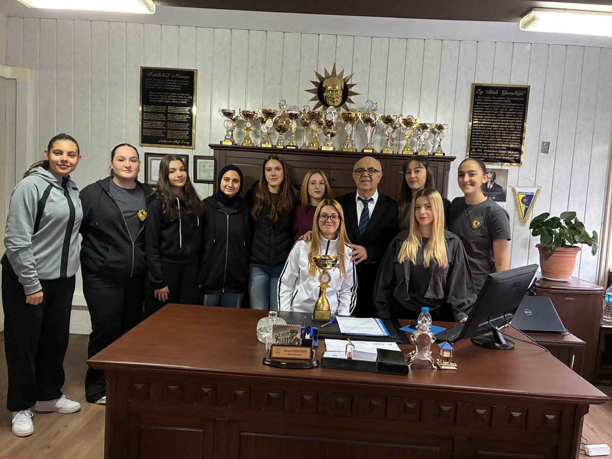 Samsun il 1.si olan genç kız hentbol takımımız kupalarını okul müdürümüze takdim ettiler. Bölge müsabakalarında takımımıza başarılar dileriz.