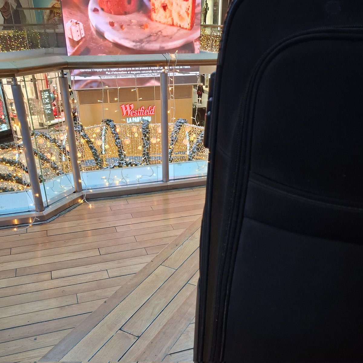 Pat69800's tweet image. 3 buts et un rouge 😭😭
Toujours prévoir une grosse valise au retour de Lyon si on veut en plus ramener de la rosette et du saucisson brioché 😉
#OLFCN