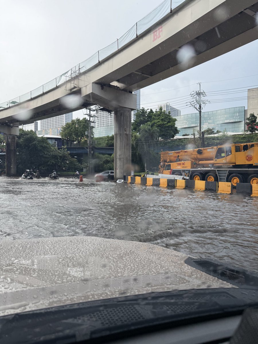 Hindi kasi nabubusog mga buwaya dito sa atin kaya konting ulan, baha agad.