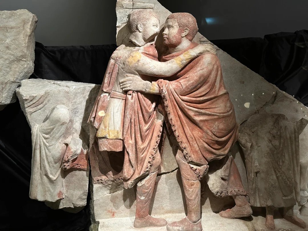 CatImperator's tweet image. Diocletian and Maximian embracing each other -concordia Augustorum; the “harmony of the emperors.”

The gesture represents the &quot;Tetrarchy&quot; established by emperor Diocletian. He ruled the East while Maximian governed the West as co-Augusti, supported by two junior emperors, the…