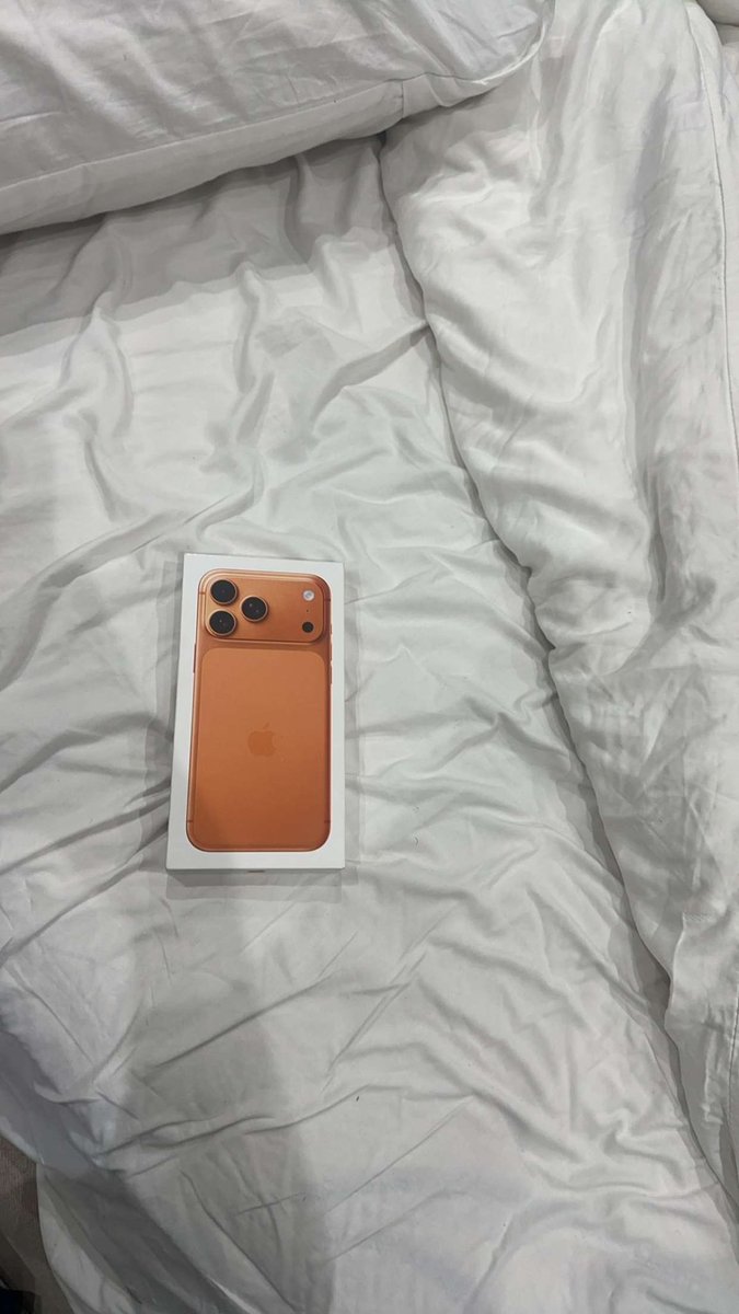 thebigdammy's tweet image. omg,my babe got me iphone17 this morning 🥹