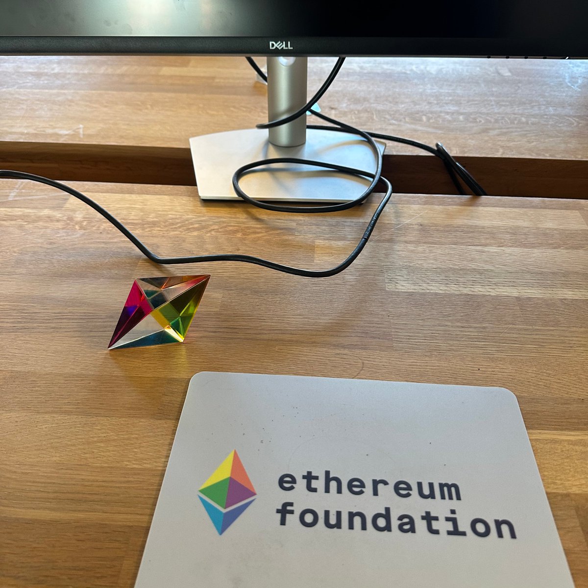 イーサリアム財団のSTEELチーム作業スペース、Ethereum Foundationのマットと幾何学的なクリスタル彫刻