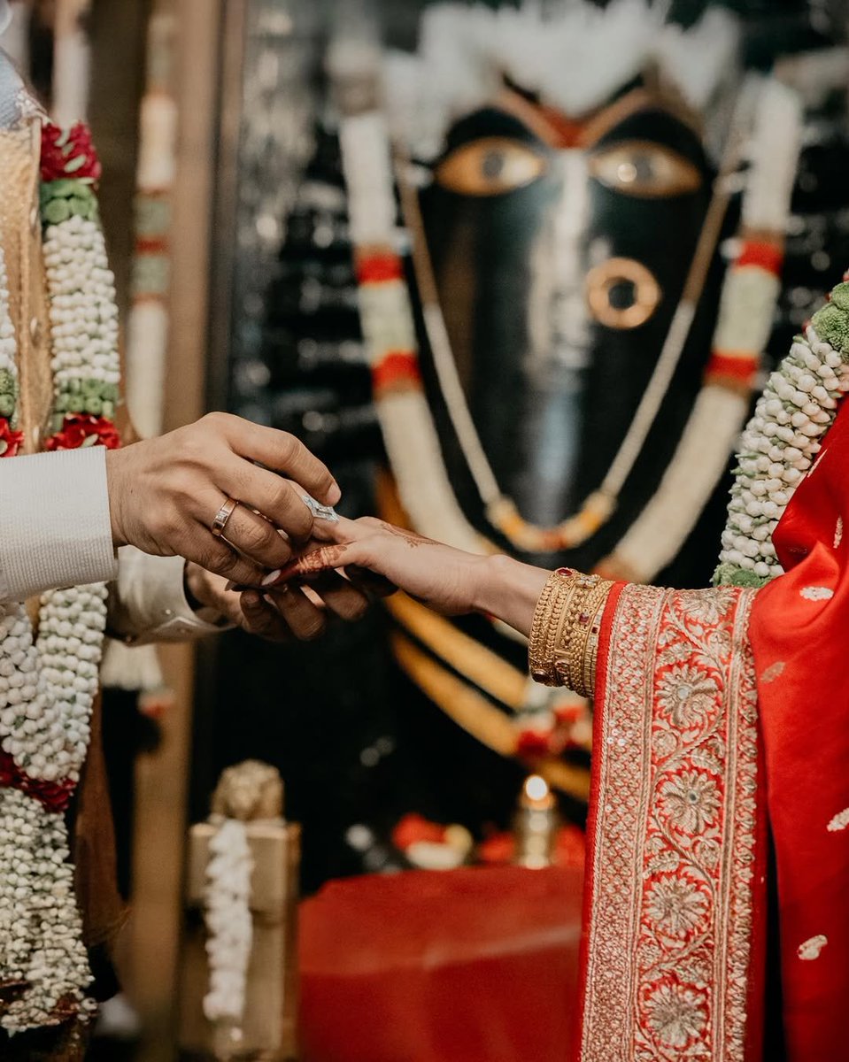 NaturallySudha's tweet image. No, they didn&apos;t go for a destination wedding!

Actress @Samanthaprabhu2 Samantha got married to filmmaker, producer Raj Nidimoru in a sacred Bhuta Shuddhi Vivaha ceremony today morning at the abode of Linga Bhairavi Devi at Isha Yoga Center, Coimbatore!

Bhuta Shuddhi Vivaha…