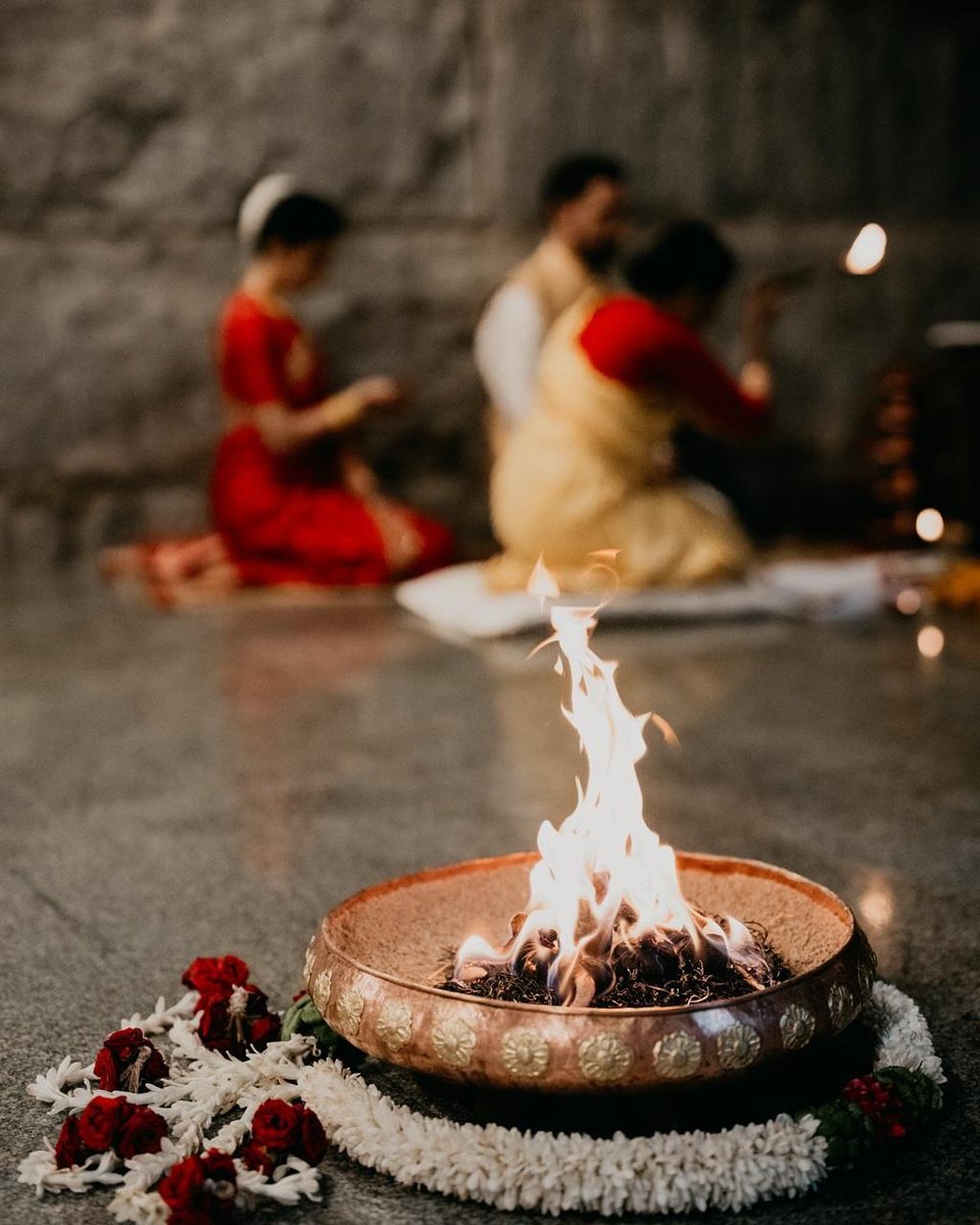 NaturallySudha's tweet image. No, they didn&apos;t go for a destination wedding!

Actress @Samanthaprabhu2 Samantha got married to filmmaker, producer Raj Nidimoru in a sacred Bhuta Shuddhi Vivaha ceremony today morning at the abode of Linga Bhairavi Devi at Isha Yoga Center, Coimbatore!

Bhuta Shuddhi Vivaha…