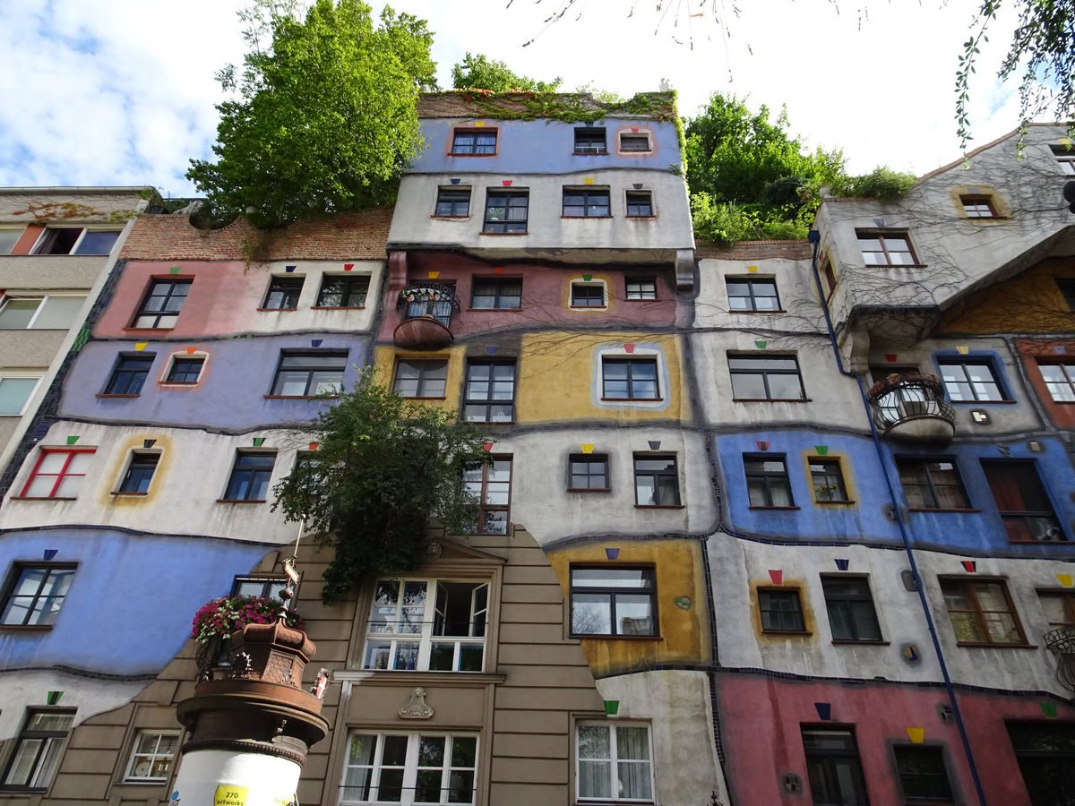 skymanuelima's tweet image. O Hundertwasserhaus é um prédio de apartamentos em Viena, Áustria, construído após a ideia e o conceito do artista austríaco Friedensreich Hundertwasser, com o arquiteto Joseph Krawina como cocriador. #Hundertwasserhaus #Viena #Áustria #arte #arquitectura #travelphotography