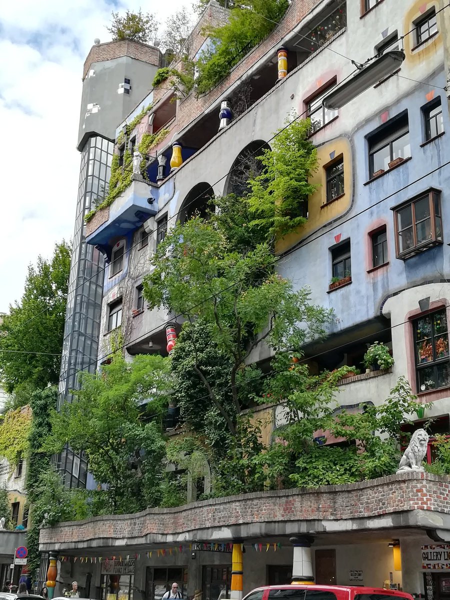 skymanuelima's tweet image. O Hundertwasserhaus é um prédio de apartamentos em Viena, Áustria, construído após a ideia e o conceito do artista austríaco Friedensreich Hundertwasser, com o arquiteto Joseph Krawina como cocriador. #Hundertwasserhaus #Viena #Áustria #arte #arquitectura #travelphotography