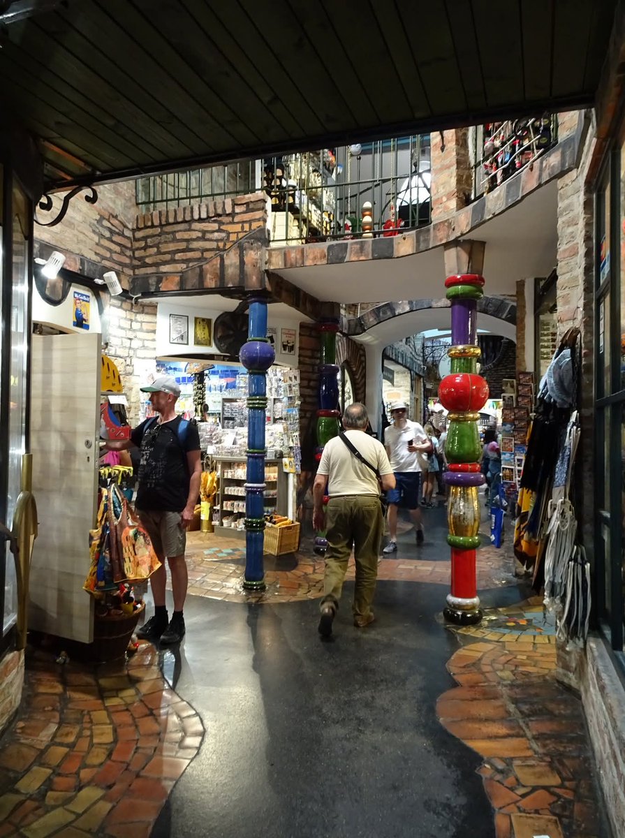 skymanuelima's tweet image. O Hundertwasserhaus é um prédio de apartamentos em Viena, Áustria, construído após a ideia e o conceito do artista austríaco Friedensreich Hundertwasser, com o arquiteto Joseph Krawina como cocriador. #Hundertwasserhaus #Viena #Áustria #arte #arquitectura #travelphotography