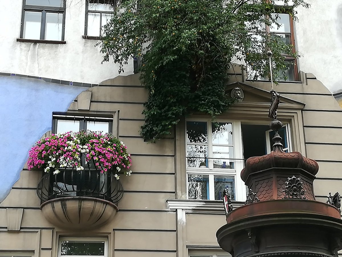 skymanuelima's tweet image. O Hundertwasserhaus é um prédio de apartamentos em Viena, Áustria, construído após a ideia e o conceito do artista austríaco Friedensreich Hundertwasser, com o arquiteto Joseph Krawina como cocriador. #Hundertwasserhaus #Viena #Áustria #arte #arquitectura #travelphotography