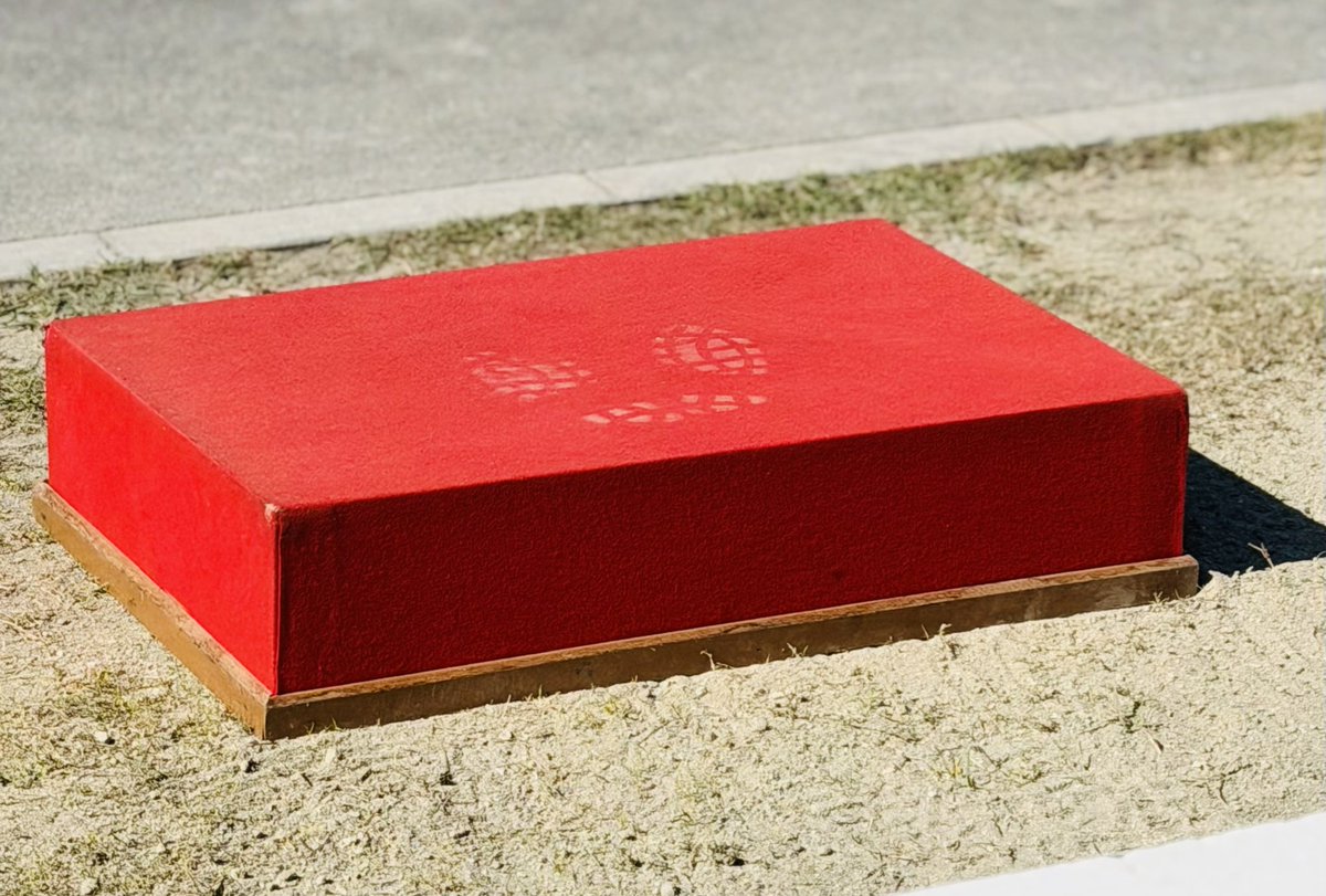 第15旅団陸自祭の記念式典で、国旗を掲げた旗手の足元に静かに刻まれた靴跡。
26℃になる沖縄の強い日差し、CH-46の離着陸による強風もある中、彼は1時間以上、微動だにせず国旗を守り続けました。
国旗への敬意、任務を全うする強い信念、そして日々の鍛錬。