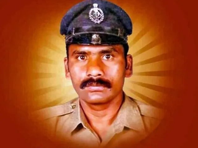 BRSHarish's tweet image. తెలంగాణ ఉద్యమ చరిత్రలో డిసెంబర్ 1కి ఒక ప్రత్యేక స్థానం ఉంది.

“నా ప్రాణం పోయినా సరే, తెలంగాణ రావాలి” అనే  నినాదంతో, ప్రజల ఆకాంక్ష కోసం తన ప్రాణాలను సైతం అర్పించి అమరుడైన కానిస్టేబుల్ కిష్టయ్య గారికి ఘన నివాళులు.

కిష్టయ్య గారి ఆత్మ త్యాగాన్ని గౌరవిస్తూ, వారి కుటుంబానికి కేసీఆర్…