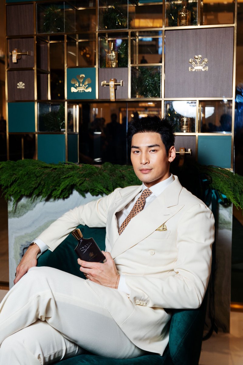 หล่อมีระดับ! ‘อาโป ณัฐวิญญ์’ #ApoNattawin ร่วมงานกับ The House of Creed ในการเปิดตัวน้ำหอมกลิ่นใหม่ “Creed Oud Zarian” ครั้งแรกใน Southeast Asia และการเปิด Creed Boutique แห่งแรกที่กรุงกัวลาลัมเปอร์ ประเทศมาเลเซีย 🤍

NATTAWIN X HOUSE OF CREED

#TheHouseofCreed #CreedMYxAPO
