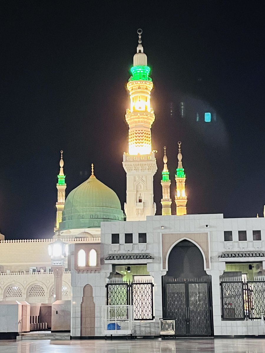 Huzoor ﷺ ki muhabbat hi woh roshni hai
jo humein____zinda____rakhti hai.🤍❤️✨