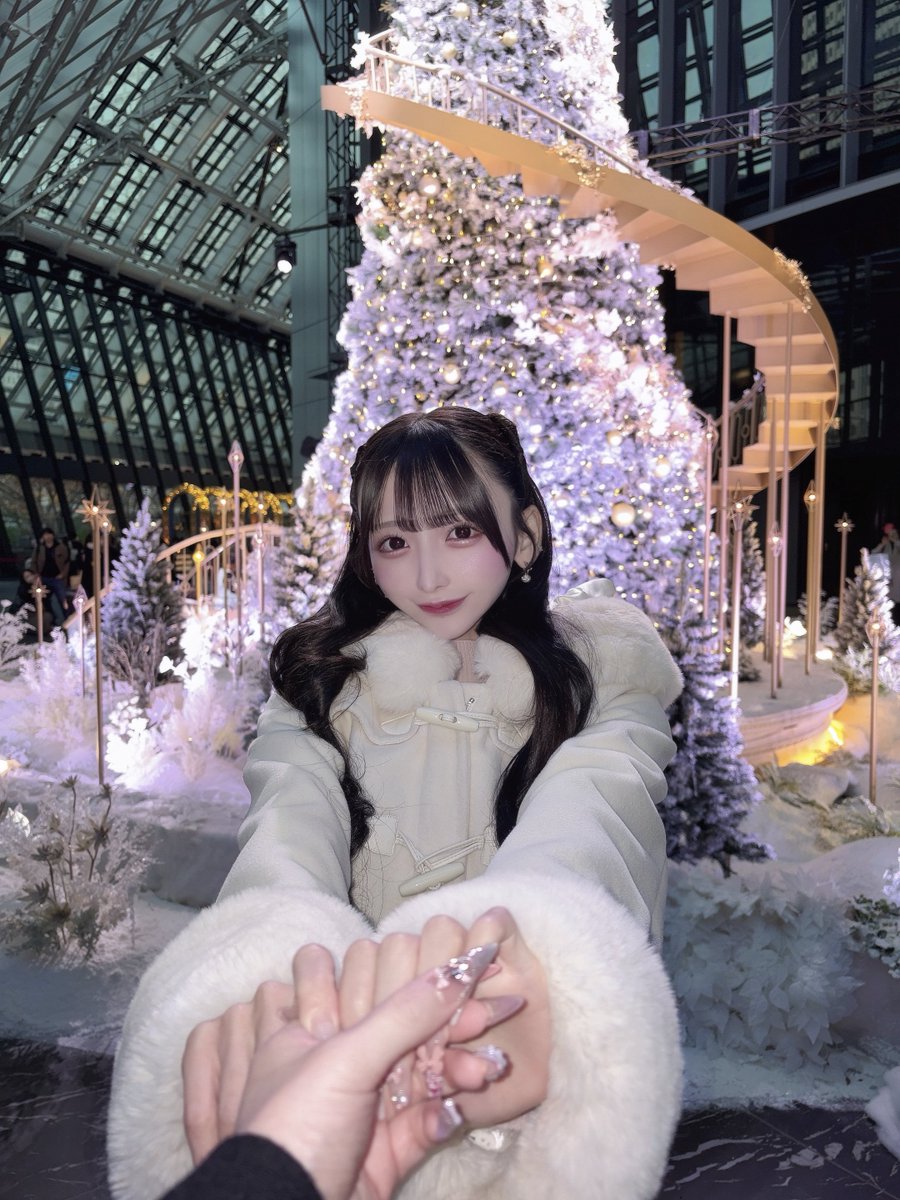 ぎゅっと僕の手を握る君が
愛おしすぎて笑った♡̴⟡.˚ https://t.co/mLilEdFmI2