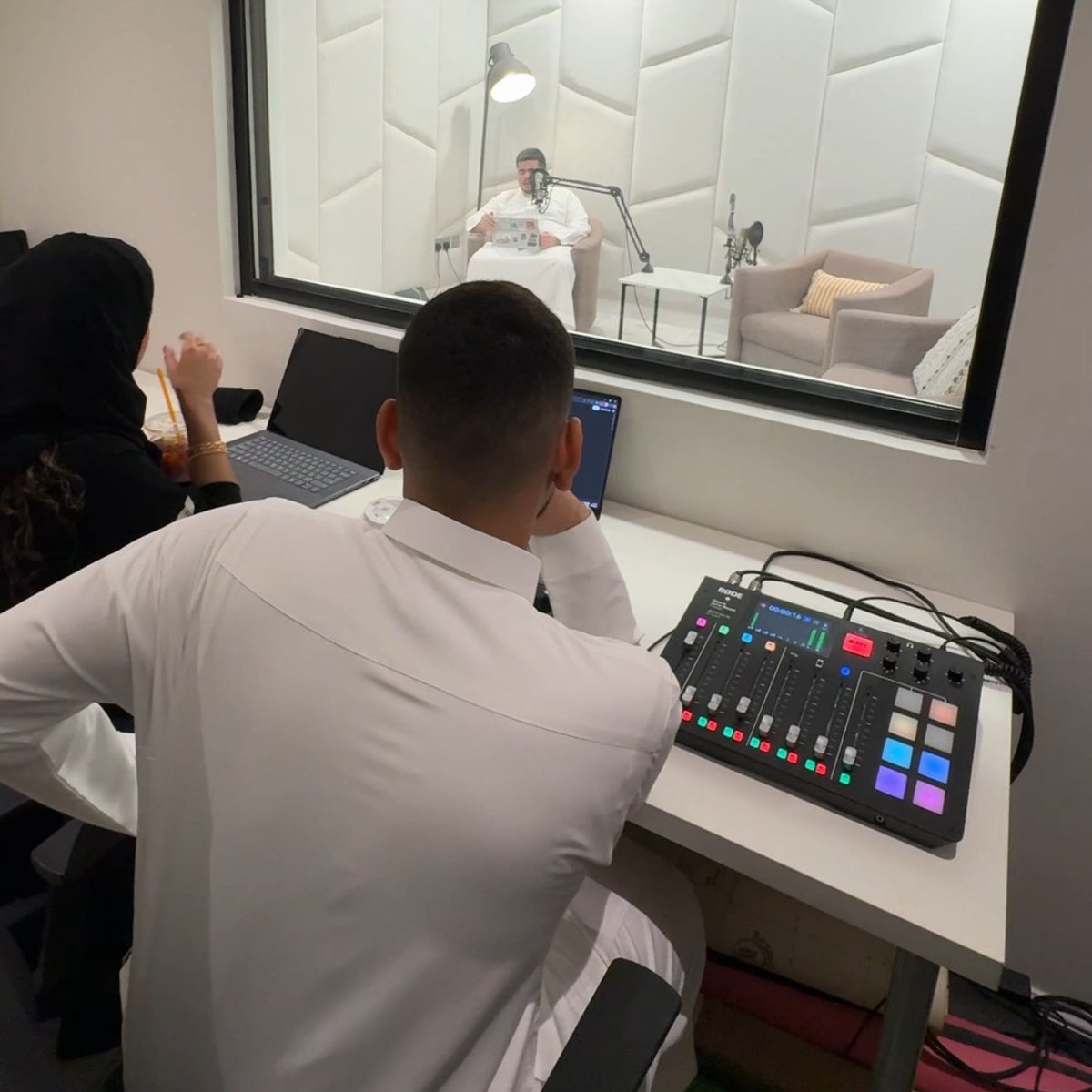 Nader_Elbatrawi's tweet image. في عالم الذكاء الاصطناعي، وتحديدًا في الـ Conversational AI، المسألة أعمق بكثير من مجرد حل تقني. فحين تطلب من مؤسسة أو جهة أن تسلّم الميكروفون لـ”آلة” لكي “تتحدث باسمها&quot;، أنت لا تعرض عليها منتجًا… بل تطلب ثقة مطلقة.

هذا قرارٌ لا يُتخذ بسهولة.
قرار يحمل في داخله مخاطرة نفسية،…